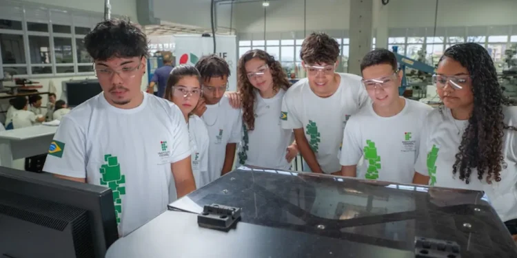 Estudantes participam de atividade prática em laboratório durante curso de capacitação profissional do Pronatec na área ambiental.