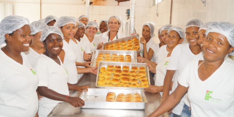 Equipe de panificação do IF Baiano celebra produção de pães em projeto educacional.