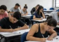 Jovens e adultos realizam prova do Encceja 2026 em sala de aula.