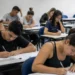 Jovens e adultos realizam prova do Encceja 2026 em sala de aula.