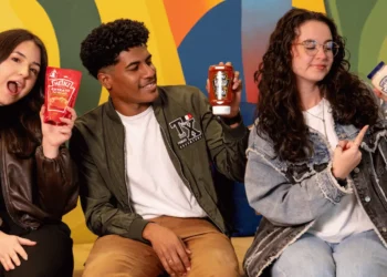 Estudantes participam de ação relacionada ao programa de estágio Kraft Heinz 2027 com produtos da empresa em destaque.