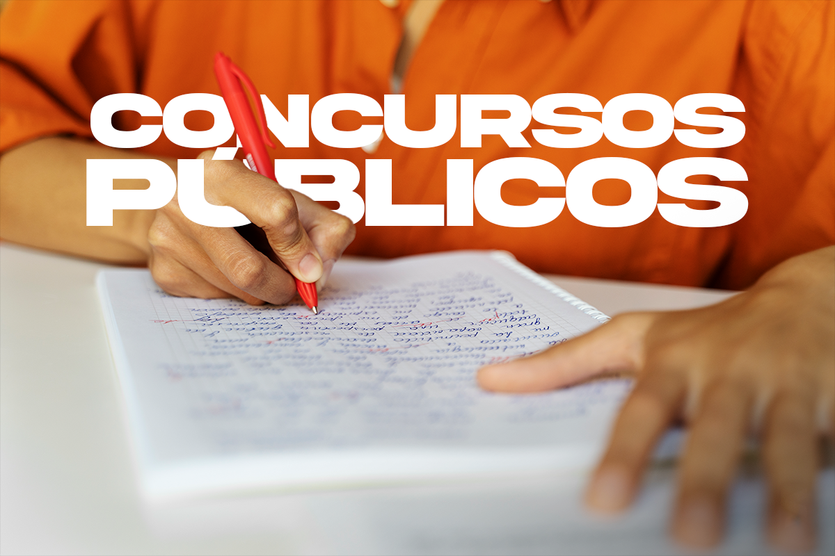 Pessoa escreve com caneta vermelha em caderno, texto "Concursos Públicos" em destaque.