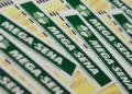 Bilhetes da Mega-Sena representam o concurso com prêmio acumulado de R$ 165 milhões após nenhuma aposta acertar as seis dezenas.