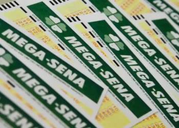 Bilhetes da Mega-Sena representam o concurso com prêmio acumulado de R$ 165 milhões após nenhuma aposta acertar as seis dezenas.
