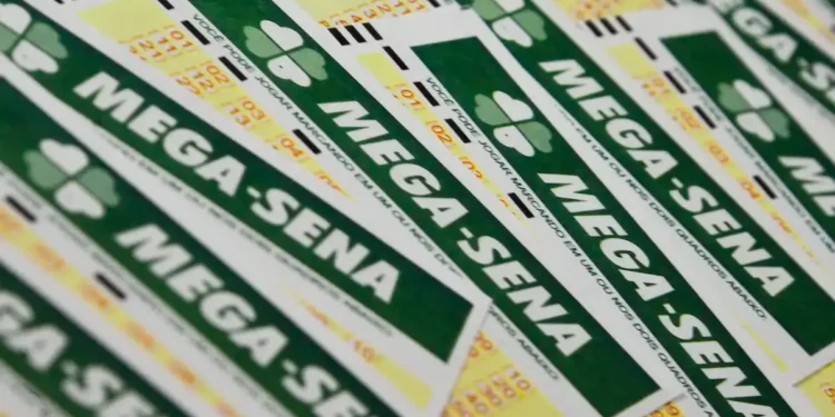 Bilhetes da Mega-Sena representam o concurso com prêmio acumulado de R$ 165 milhões após nenhuma aposta acertar as seis dezenas.