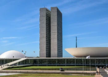 Congresso Nacional em Brasília representa o envio do PLOA 2027 e a expectativa por novos concursos federais.