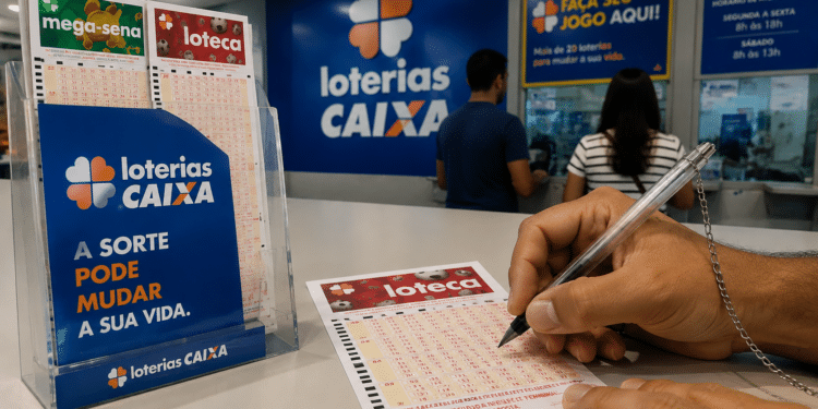 Homem escreve com caneta presa por corrente em volante da Loteca, expositores de apostas da Loterias Caixa ao fundo.