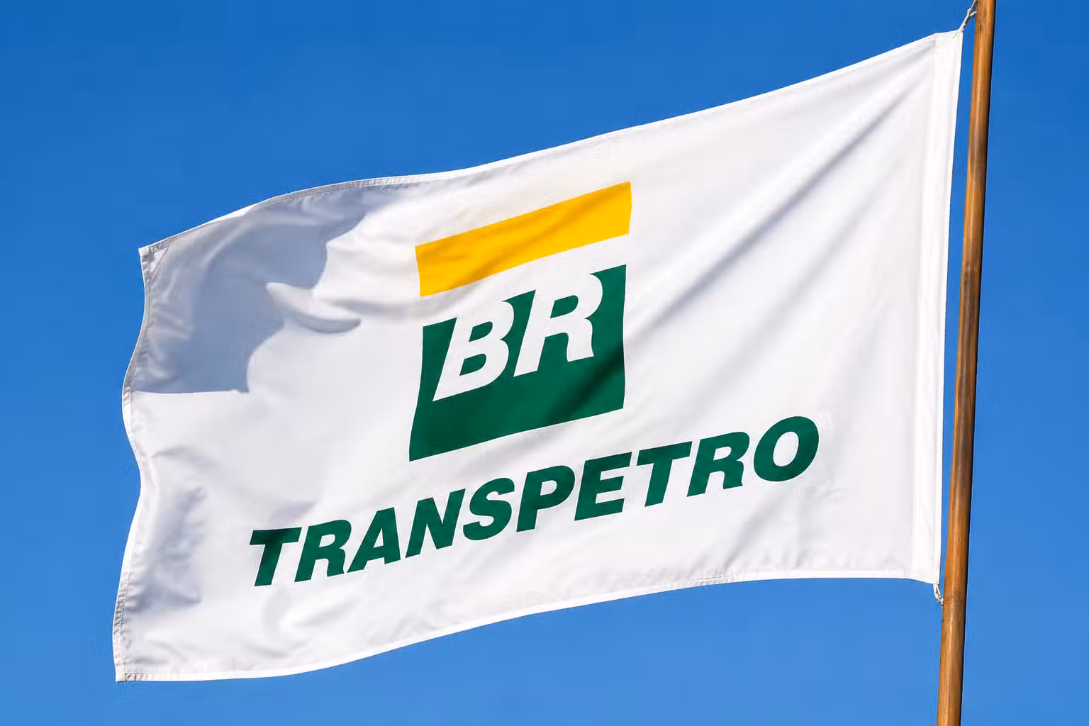 Vagas Transpetro 2026. Bandeira da Transpetro com logo BR em destaque ao vento.