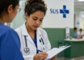 Médica preenchendo formulário em hospital, representando a adesão para novos programas de residência em saúde do MEC.