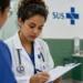 Médica preenchendo formulário em hospital, representando a adesão para novos programas de residência em saúde do MEC.