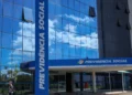 Fachada da Previdência Social em matéria sobre queda na fila do INSS e aumento de benefícios negados.