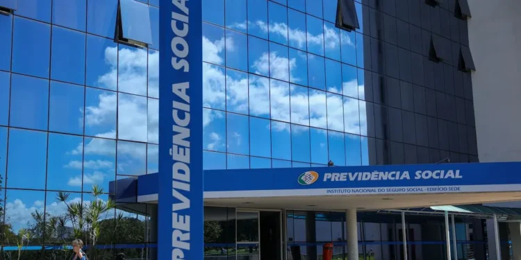 Fachada da Previdência Social em matéria sobre queda na fila do INSS e aumento de benefícios negados.