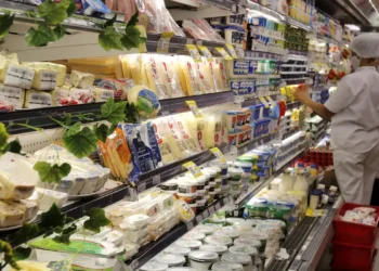 Gôndola de supermercado com alimentos refrigerados durante fiscalização sobre normas de publicidade de alimentos revisadas pela Anvisa.