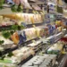 Gôndola de supermercado com alimentos refrigerados durante fiscalização sobre normas de publicidade de alimentos revisadas pela Anvisa.