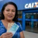 Mulher segura cédulas em frente a uma agência da Caixa, representando a antecipação do Bolsa Família de agosto em sete estados.