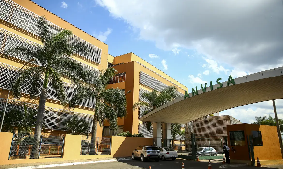 Anvisa Fachada da sede da Anvisa, em Brasília, durante revisão das normas de publicidade de alimentos e produtos de saúde.