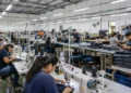 Trabalhadores em ambiente industrial representando a avaliação da PEC sobre o fim da escala 6x1 no Senado.