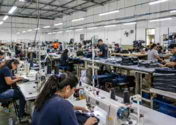 Trabalhadores em ambiente industrial representando a avaliação da PEC sobre o fim da escala 6x1 no Senado.