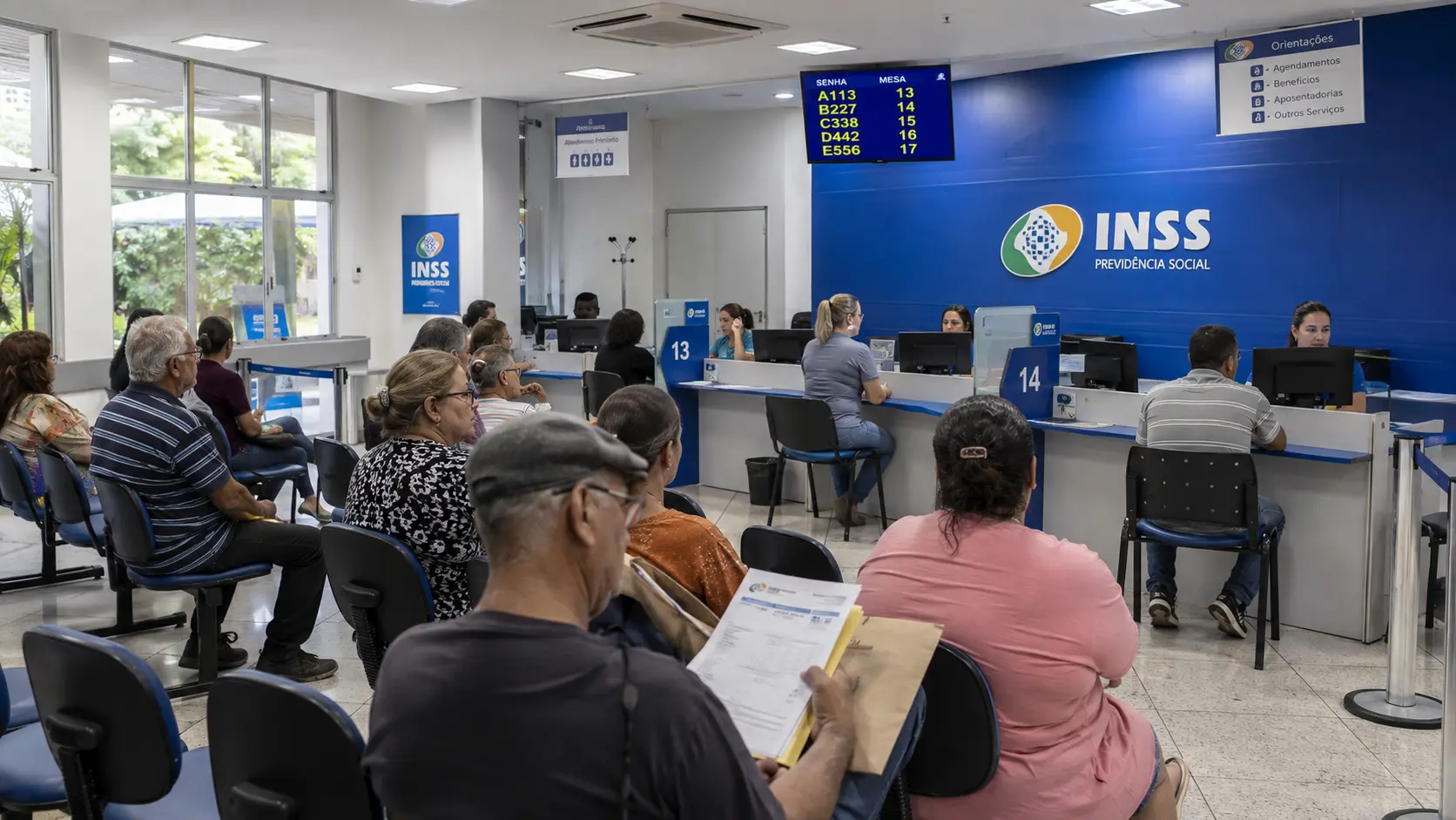 Beneficiários aguardam atendimento em agência do INSS para análise de requerimentos de benefícios.