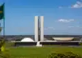 Congresso Nacional, em Brasília, ilustrando o esclarecimento do Senado sobre a falsa informação de aposentadoria do INSS aos 67 anos.