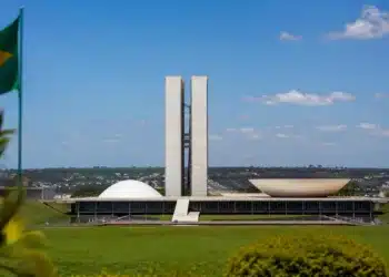 Congresso Nacional, em Brasília, ilustrando o esclarecimento do Senado sobre a falsa informação de aposentadoria do INSS aos 67 anos.
