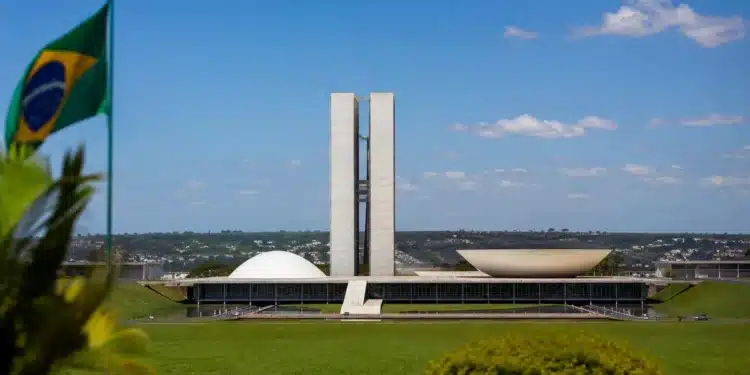 Congresso Nacional, em Brasília, ilustrando o esclarecimento do Senado sobre a falsa informação de aposentadoria do INSS aos 67 anos.