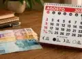 Calendário de agosto de 2026 ao lado de cédulas de real sobre uma mesa, ilustrando o calendário de pagamentos do Bolsa Família, INSS e Pé-de-Meia.