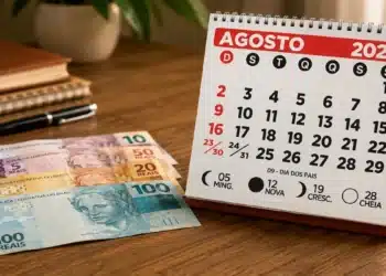 Calendário de agosto de 2026 ao lado de cédulas de real sobre uma mesa, ilustrando o calendário de pagamentos do Bolsa Família, INSS e Pé-de-Meia.