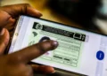 Motorista consulta a CNH Digital no celular em referência ao uso do documento durante blitz de trânsito.