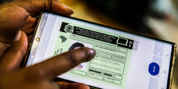 Motorista consulta a CNH Digital no celular em referência ao uso do documento durante blitz de trânsito.