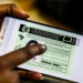 Motorista consulta a CNH Digital no celular em referência ao uso do documento durante blitz de trânsito.