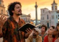 Poeta declamando versos com livro aberto diante de ouvintes em praça histórica brasileira.