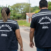 Fiscais agropecuários da ADEAL caminham por estrada durante atividade de fiscalização em Alagoas.