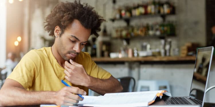 Imagem ilustrativa de jovem estudando deitada no chão diante do notebook, cercada de livros, ao lado da expressão Concurso Público.