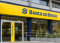 Fachada de agência do Banco do Brasil com logotipo em destaque, ilustrando informações sobre o concurso da instituição em 2026.