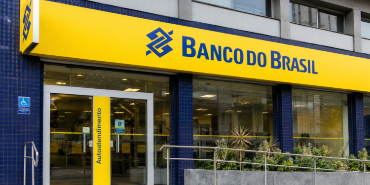 Fachada de agência do Banco do Brasil com logotipo em destaque, ilustrando informações sobre o concurso da instituição em 2026.
