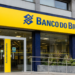 Fachada de agência do Banco do Brasil com logotipo em destaque, ilustrando informações sobre o concurso da instituição em 2026.
