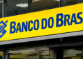 Fachada de agência do Banco do Brasil relacionada ao concurso público da instituição.