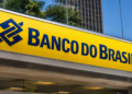 Fachada do Banco do Brasil com destaque para a identidade visual da instituição.