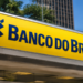 Fachada do Banco do Brasil com destaque para a identidade visual da instituição.