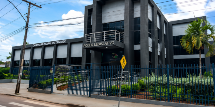 Fachada da Câmara Municipal de Trindade GO, sede do Poder Legislativo onde ocorre concurso público com vagas e salários de até R$ 7,5 mil.