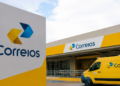 Fachada de unidade dos Correios com veículo de entrega da estatal representando o concurso público e as futuras convocações.