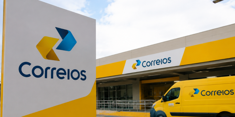 Fachada de unidade dos Correios com veículo de entrega da estatal representando o concurso público e as futuras convocações.