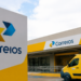 Fachada de unidade dos Correios com veículo de entrega da estatal representando o concurso público e as futuras convocações.