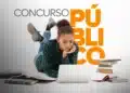 Jovem deitada usando notebook cercada de livros, fundo com texto "Concurso Público".