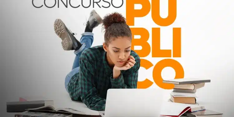 Jovem deitada usando notebook cercada de livros, fundo com texto "Concurso Público".
