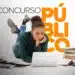 Jovem deitada usando notebook cercada de livros, fundo com texto "Concurso Público".
