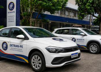 Veículos do Detran-PE estacionados em frente à unidade do órgão em Pernambuco.