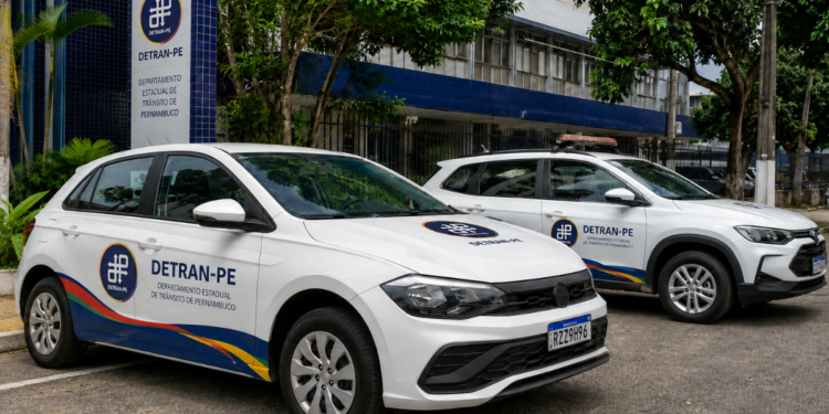 Veículos do Detran-PE estacionados em frente à unidade do órgão em Pernambuco.