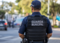 Guarda municipal fardado representa concurso da GCM Paulínia 2026 com 40 vagas.